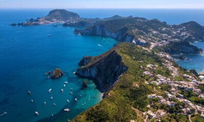 Vista dallìalto di un tratto di costa dell'isola di Ponza