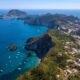 Vista dallìalto di un tratto di costa dell'isola di Ponza
