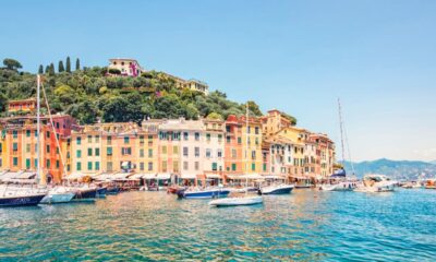 Portofino con mare, barche e case colorate