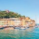 Portofino con mare, barche e case colorate