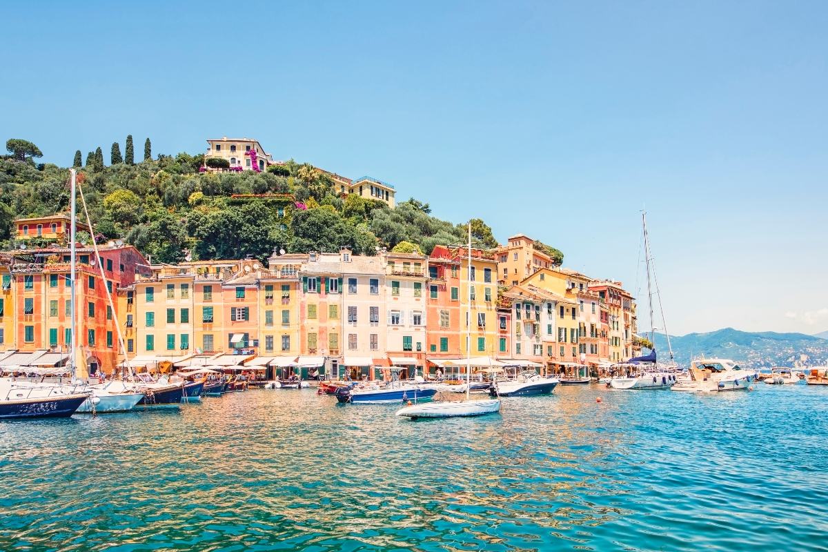 Portofino con mare, barche e case colorate