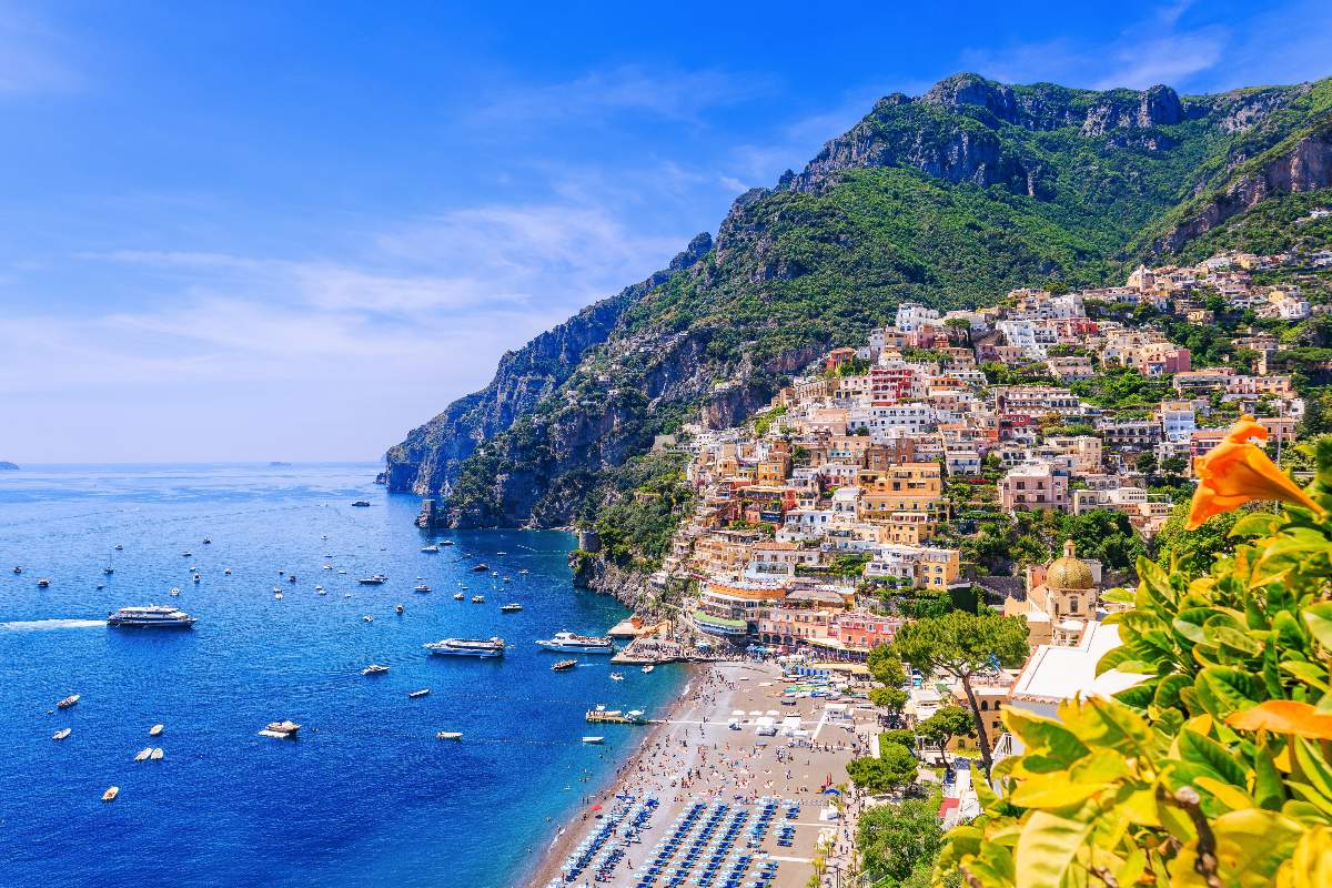 Amalfi tra mare cristallino e spiaggia dorata