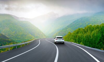 Macchina che viaggia lungo una strada